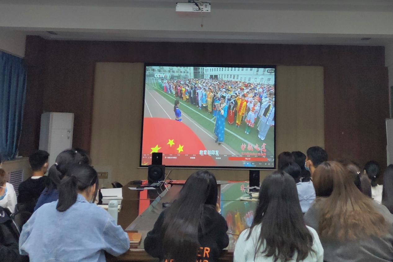 收看《护航之道——总体国家安全观纵横》专题片